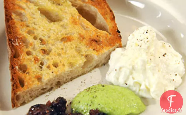 Burrata au Pesto de Rabe de Brocoli et Confiture de Figues et d'Oignons