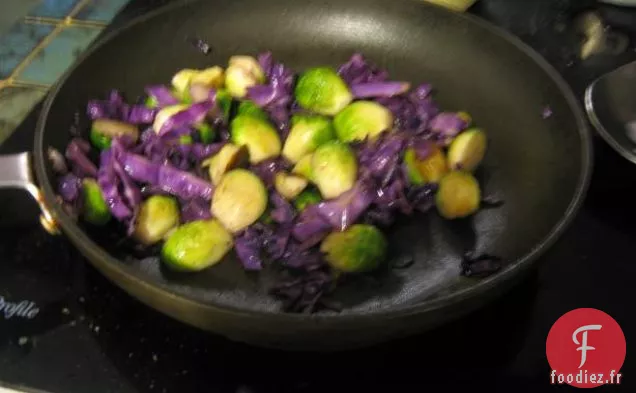Bruxelles Et Carottes Cuites À La Vapeur Avec Sauce À L'Érable Acidulée
