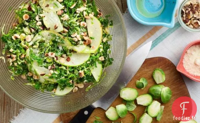 Chou de Bruxelles Rasé et Salade de Chou Frisé au Pecorino et Noisettes Grillées