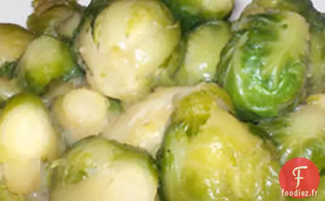 Carottes Et Choux De Bruxelles Glacés À La Cassonade et Au Poivre