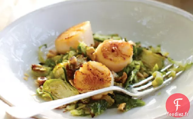 Pétoncles Poêlés aux Choux de Bruxelles Rôtis et Vinaigrette aux Noisettes