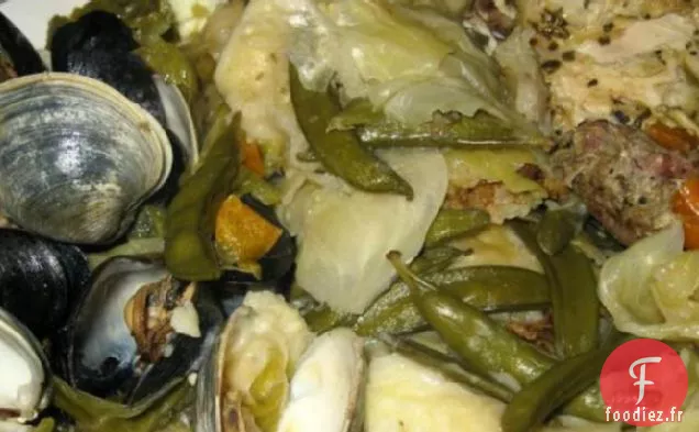 Curanto En Olla (Fruits de Mer Cuits à la vapeur, Viandes, Pain de Pommes de Terre et Légumes