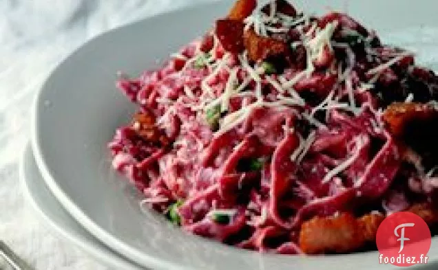 Pâtes aux Betteraves Carbonara Aux Petits Pois et Bacon