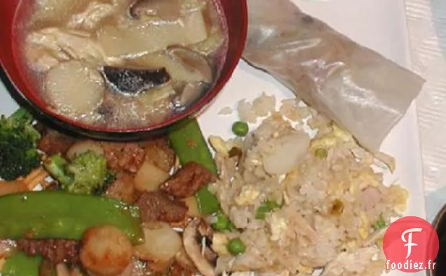 Rouleaux De Printemps Au Poulet Avec Sauce Soya À L'Ail