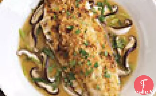 Bar Rayé au Gingembre et au Miso dans un Bouillon de Champignons Shiitake
