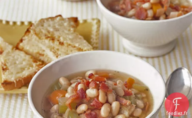 Soupe aux Haricots et au Bacon avec Toasts au Fromage