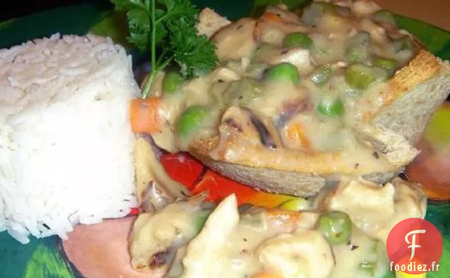 Poulet (Dinde) à La King dans des tasses à pain grillé