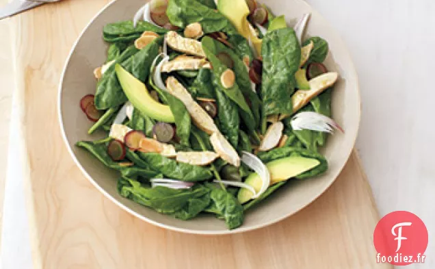 Salade de Poulet aux Raisins, Avocat et Amandes sur Épinards
