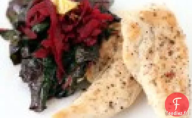 Poulet, Betteraves Râpées Et Légumes Verts De Betterave Au Beurre D'Orange