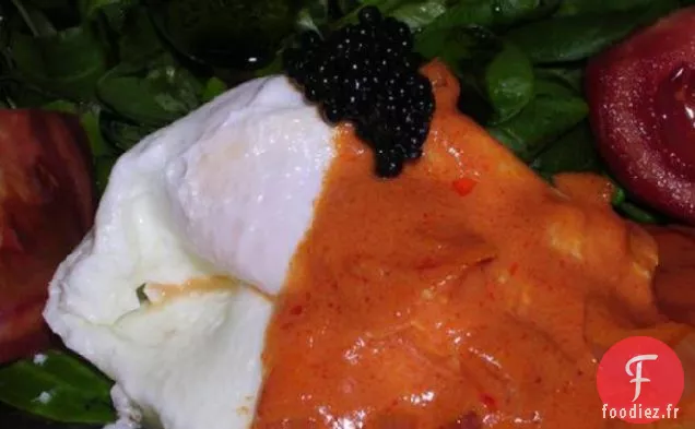 Oeufs Pochés sur Salade de Champs Avec Sauce Tomate et Caviar