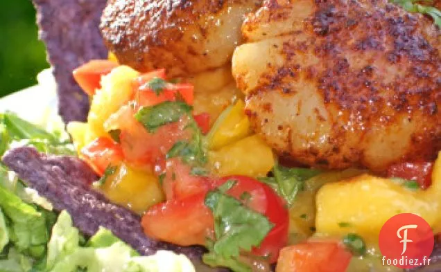 Une Salade de Pétoncles Poêlés, Salsa de Mangue et Lanières de Tortilla