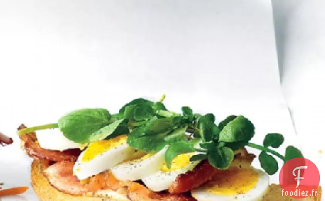 Sandwich aux œufs, au Bacon et au Cresson à Visage Ouvert