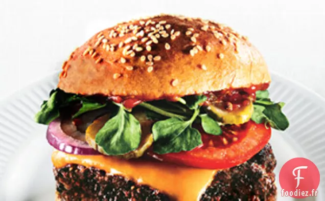 Cheeseburgers au Triple Boeuf avec Ketchup Épicé et Cornichons au Vinaigre Rouge