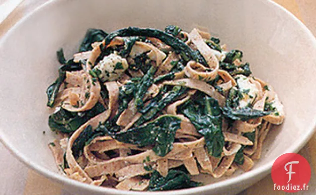 Fettucine de Blé Entier avec des Légumes Verts de Pissenlit, du Fromage de Chèvre et de l'Ail rôti
