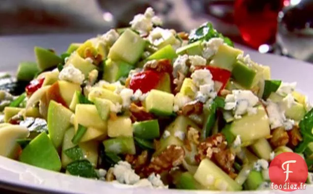 Salade de Pommes Hachées aux Noix Grillées, Fromage Bleu et Vinaigrette à la Grenade