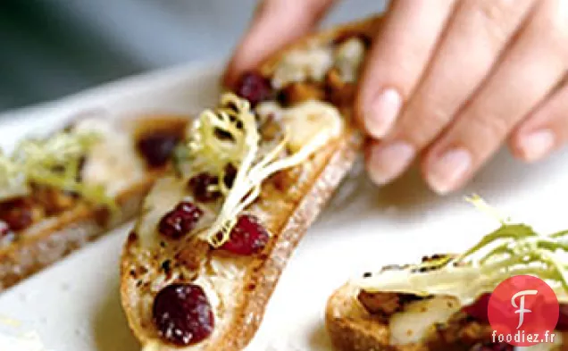 Salade Frisée au Fromage Bleu, Crostini aux Noix et aux Canneberges