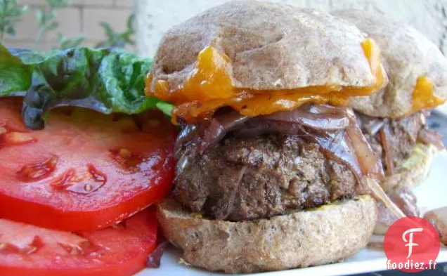 Burgers de Bison Avec Oignons de Cabernet et Cheddar du Wisconsin