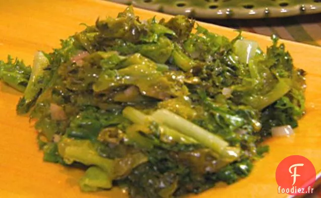 Escarole Sautée aux Échalotes et Huile de Piment Fort