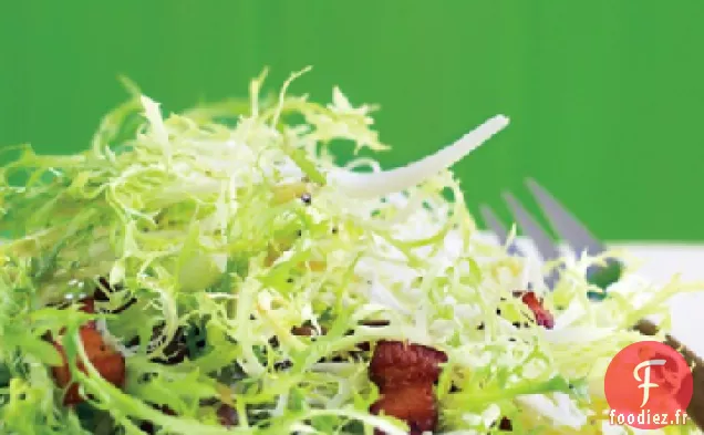 Salade Frisée avec Vinaigrette au Bacon Tiède