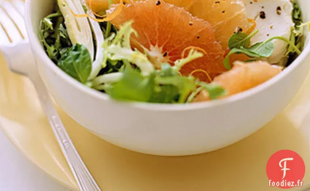 Laitues Mélangées au Pamplemousse, au Fromage de Chèvre et au Poivre Noir