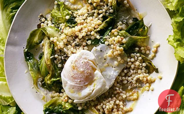 Escarole Sautée au Couscous aux Perles Grillées et Œufs Pochés