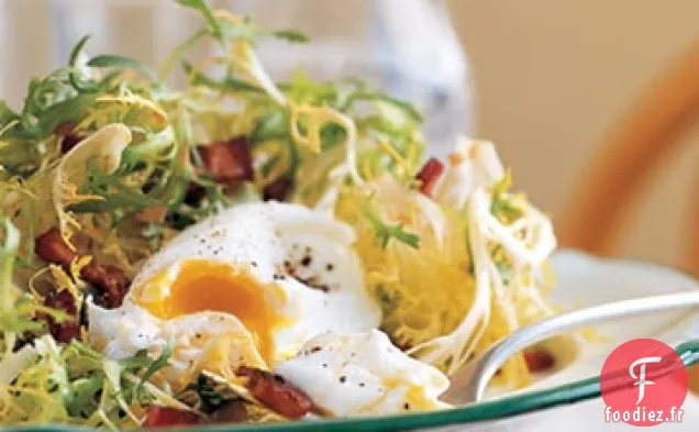 Frisée aux Lardons et Œufs Pochés