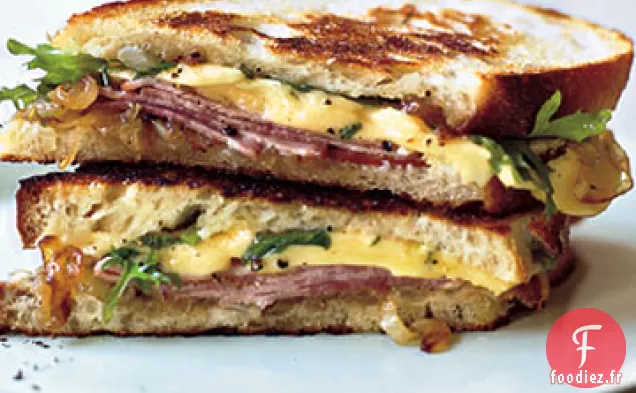 Sandwichs au Jambon Grillé et au Gouda avec Frisée et Oignons Caramélisés