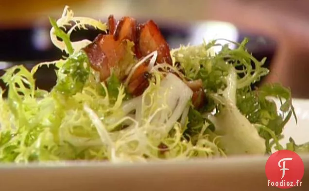 Salade Frisée au Fromage Bleu, Bacon et Noisettes