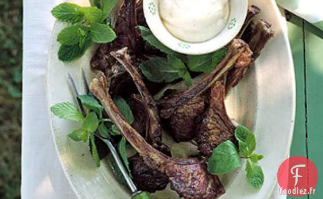 Côtelettes D'Agneau Grillées Avec Sauce Au Yaourt Au Citron