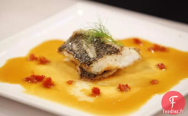 Bar Poêlé dans un Bouillon de Tomate et de Fenouil