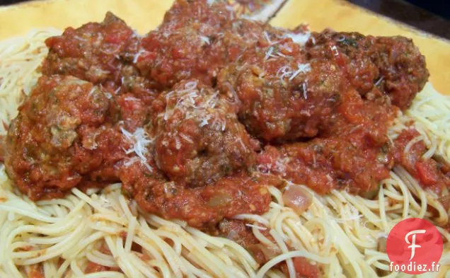 C'est une Boulette de Viande Épicée au Parmesan sur des Spaghettis