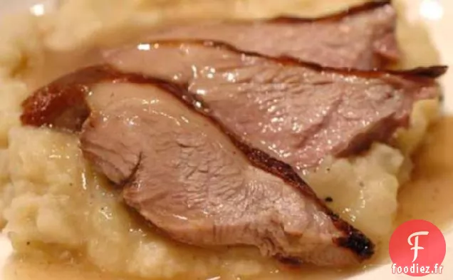 Agneau Rôti Glacé Au Miel Avec Sauce Au Miel Et À La Menthe