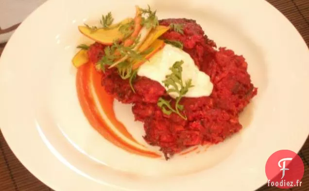 Latkes de Pommes de Terre à la Betterave et à l'Oignon Rouge avec Purée de Carottes et Crème Fraîche au Raifort et au Cumin
