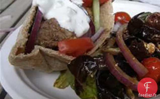 Hamburgers À La Feta D'Agneau Grec Avec Sauce Au Concombre