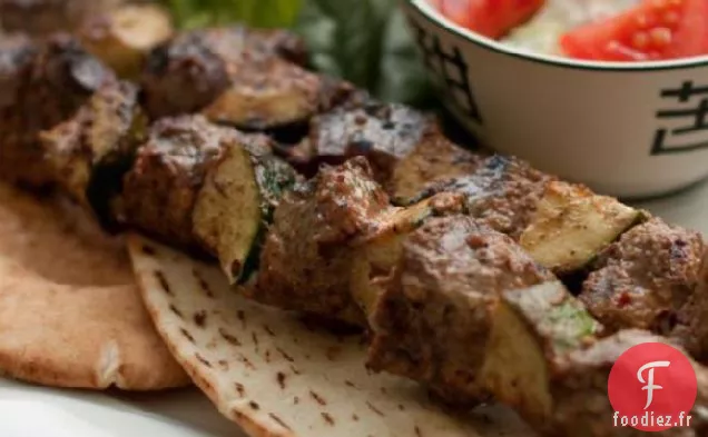 Brochettes D'Agneau Épicées Avec Pain Pita Grec