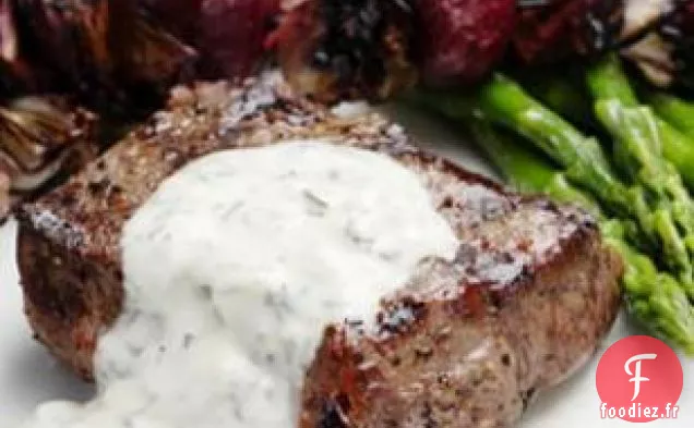 Steak De Bison Grillé Avec Brochettes De Radicchio-betteraves