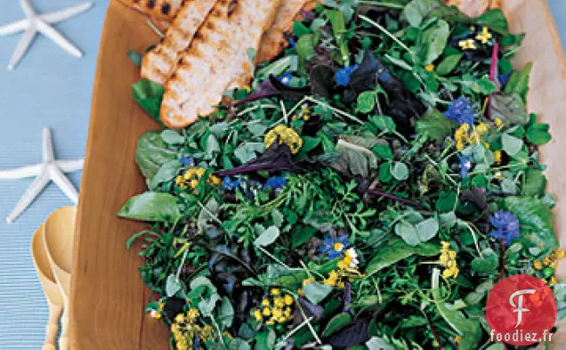 Salade de Légumes Verts Mélangés aux Petits Pois Fraîchement Décortiqués et aux Fleurs Comestibles