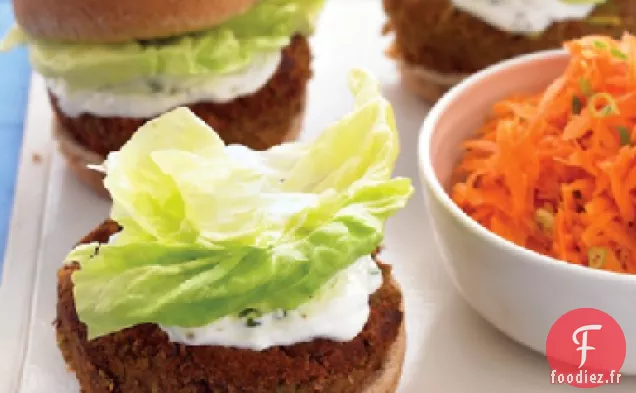 Hamburgers Végétariens Méditerranéens avec Sauce au Yaourt à la Menthe et Salade de Carottes
