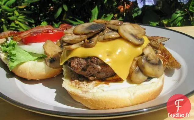 Poulet Haché à l'Ail Servi dans des Feuilles de Laitue