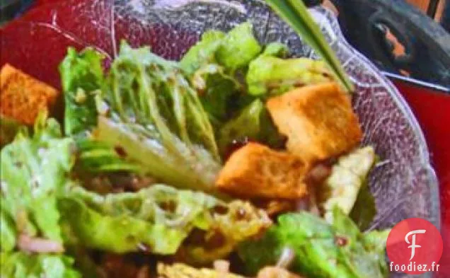 Salade Romaine Aux Oignons Rouges, Noix et Vinaigrette à l'Orange