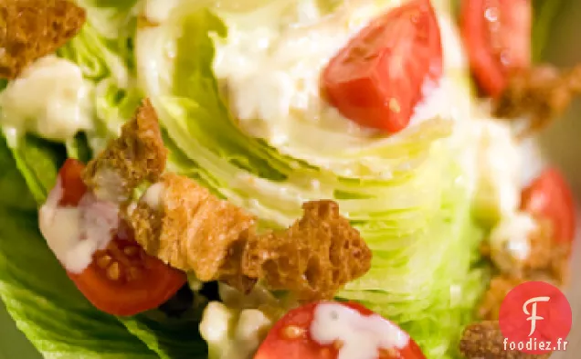 Salade De Laitue Iceberg Tordue Avec Vinaigrette Chaude Au Gorgonzola