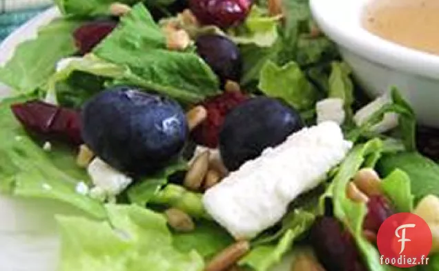 Salade Délicieusement Sucrée à l'Érable, aux Noix, aux Graines, aux Myrtilles et au Fromage de Chèvre