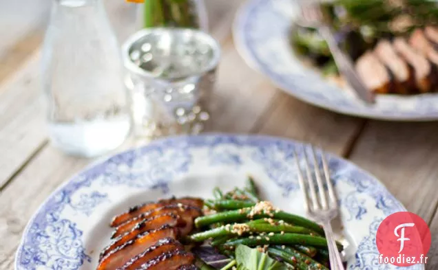 Canard Gluant Croustillant Aux Haricots Verts Et Salade De Sésame Pak Choy