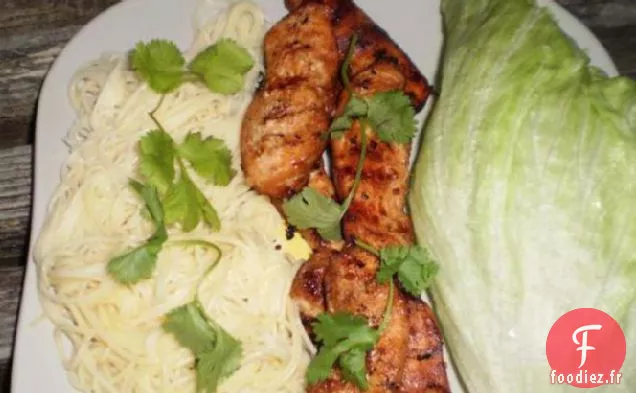 Porc grillé vietnamien enveloppé de laitue