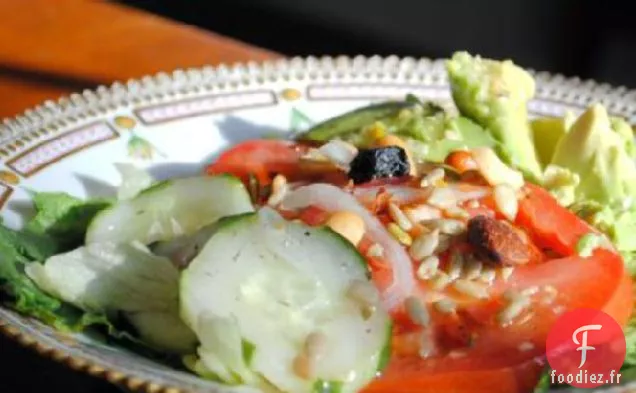 Salade de Tomates et d'Avocats Avec un Filet d'Estragon Et de Noix