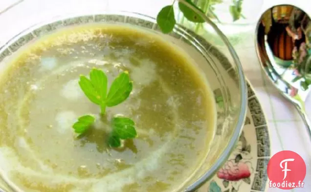 Soupe Fraîche de Laitue d'Été, Livèche et Pois de Jardin