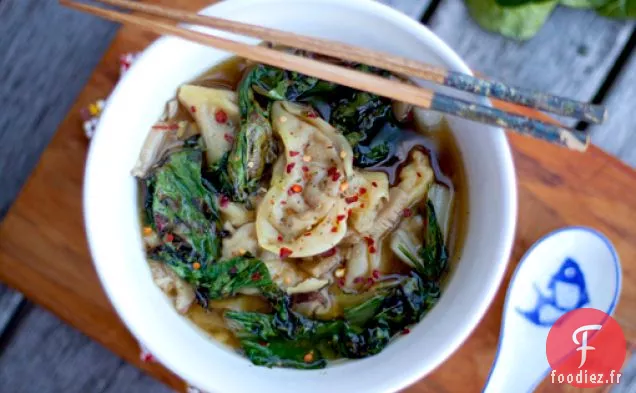 Soupe Wonton aux Champignons Enoki Avec Baby Bok Choy grillé