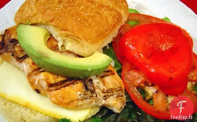 Poitrine De Poulet Avec Sandwich Au Poivron Rouge Rôti