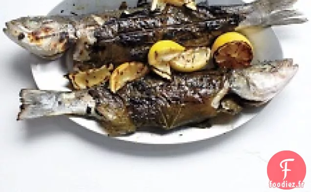 Branzino Entier En Feuilles De Vigne Avec Courgettes, Olives Et Menthe
