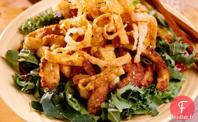 Porc Au Sésame Chaud Sur Des Légumes Verts Mélangés